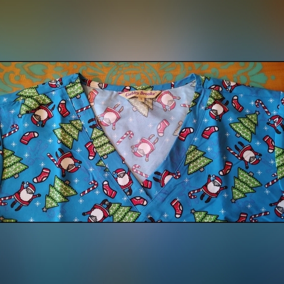 Women's Size Small Scrub Top by Gabby Brooke Christmas Santa pattern NWT - Picture 2 of 5